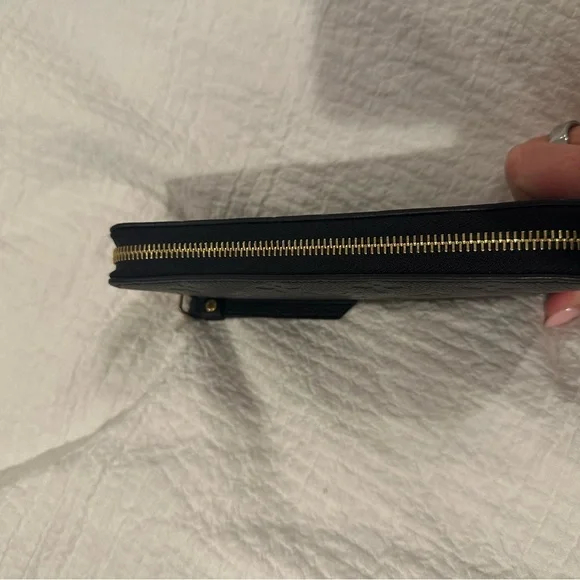 Authentic Louis Vuitton Black Zippy Wallet.
Monogram Empreinte Leather. - Picture 6 of 16